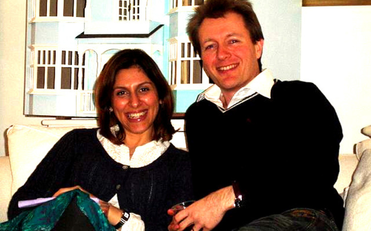 Nazanin Zaghari-Ratcliffe et son mari assis dans un canapé