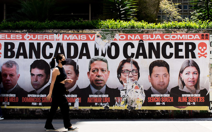 Affiche contre le groupe de députés favorables aux pesticides sur l'Avenida Paulista à São Paulo