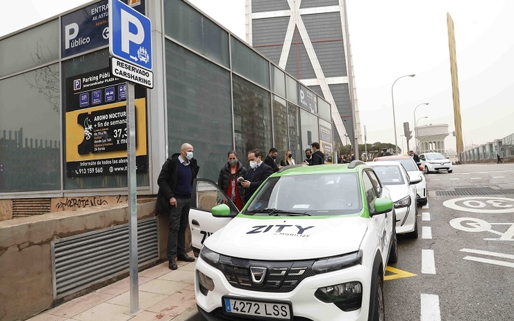 Borja Carabante, conseiller à la Mobilité de la Mairie de Madrid, inaugure un parking d'autopartage