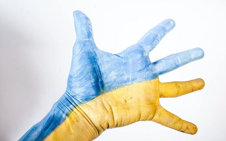 Une main est peinte aux couleurs de l'Ukraine
