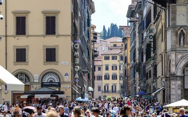 foule dans la rue de Florence