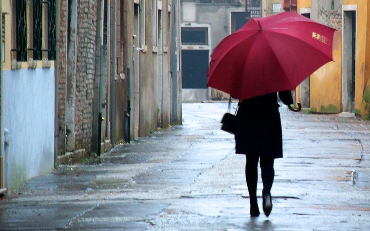 une femme avec un parapluie rouge