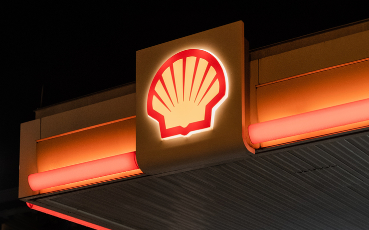 Le logo Shell brille dans la nuit