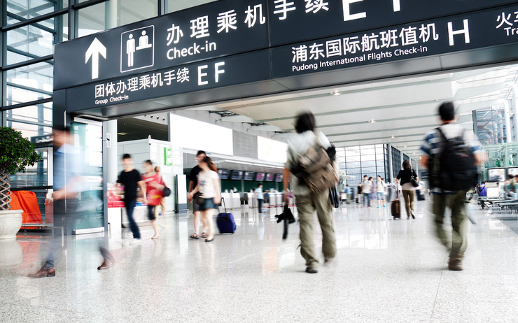Des passagers à l'aéroport de Pudong Shanghai
