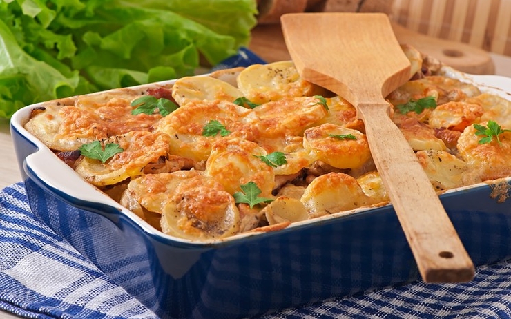 potato-casserole-with-meat-and-mushrooms-with-cheese-crust