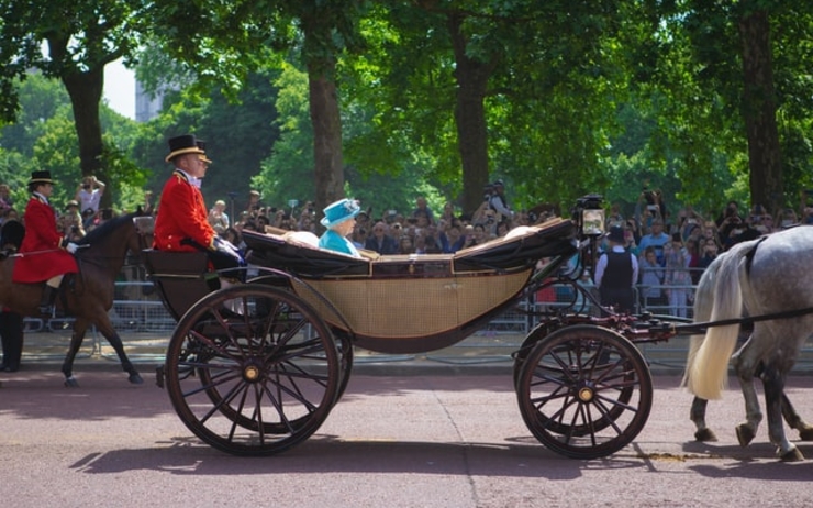 reine Elisabeth II dans son carrosse pour un défilé