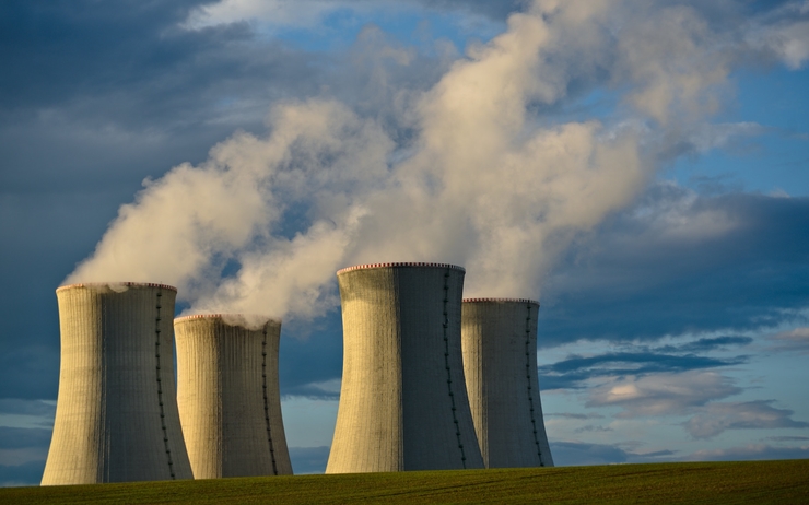 4 tours de réfrigération d'une centrale nucléaire en activité