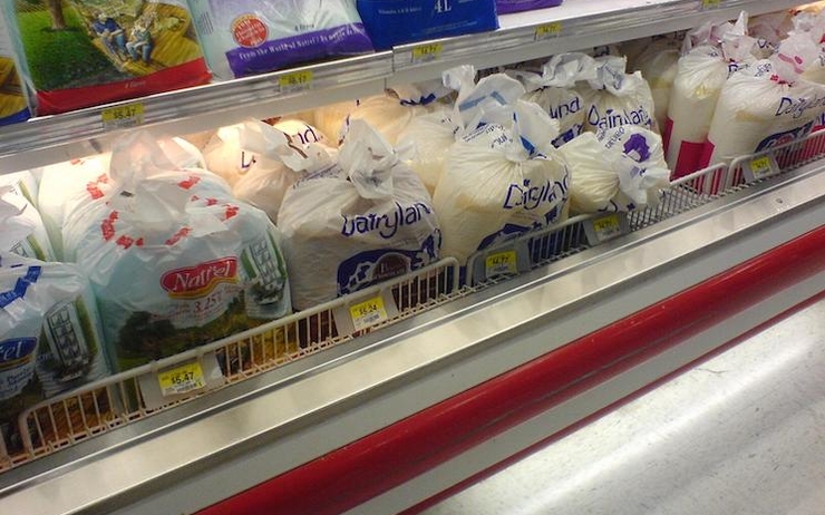 Un rayon de supermarché affichant plusieurs types de sacs de lait