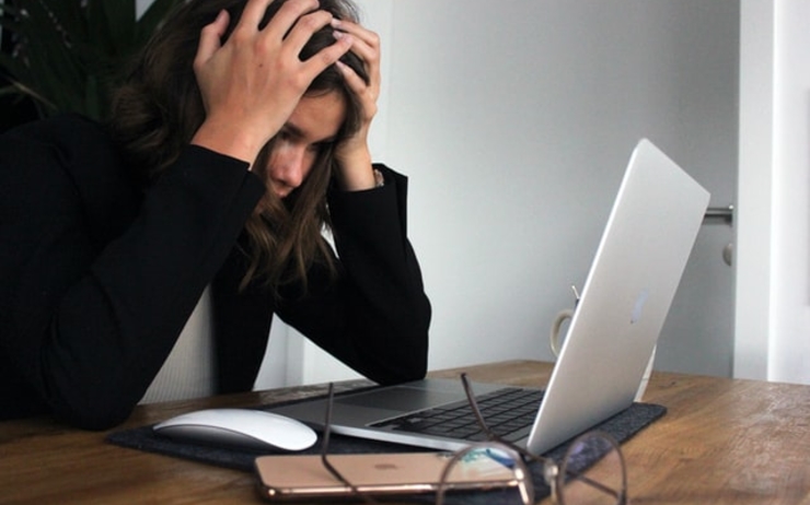 femme expatriée qui est en stress devant son ordinateur