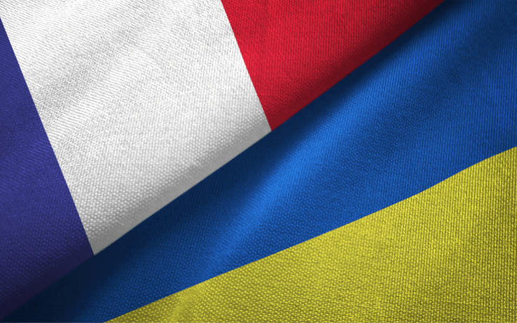 Les drapeaux français et ukrainien