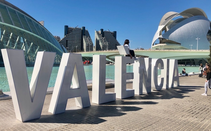 Valencia écrit dans un parc avec des bâtiments futuristes