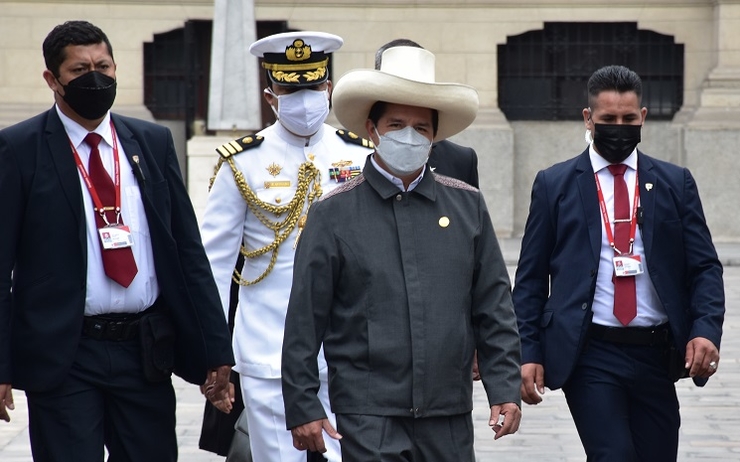 Le président Castillo entouré de ses gardes du corps