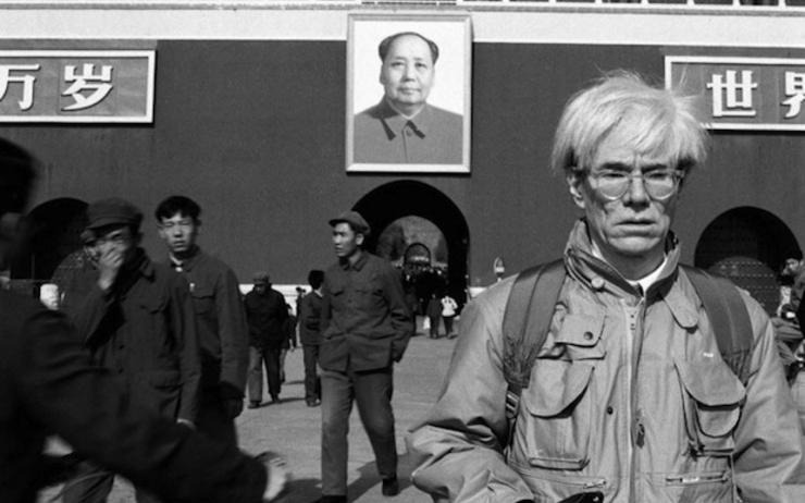 Andy Warhol en Chine sur la place Tiananmen de Pékin