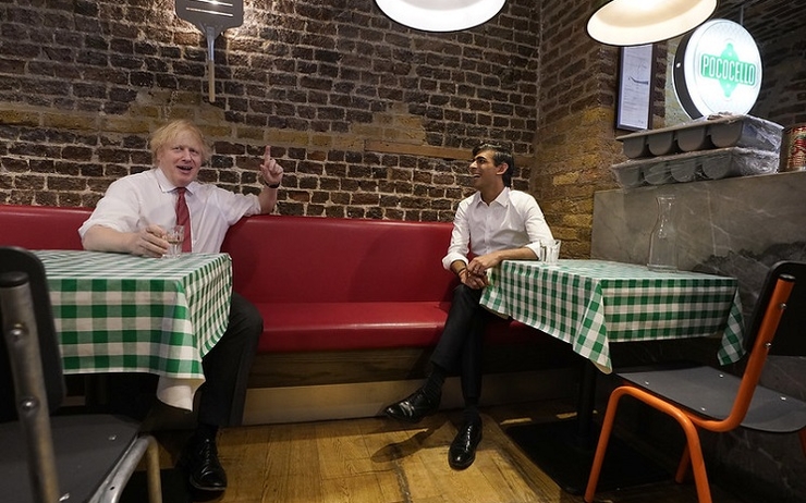 Boris Johnson et Rishi Sunak dans une pizzeria