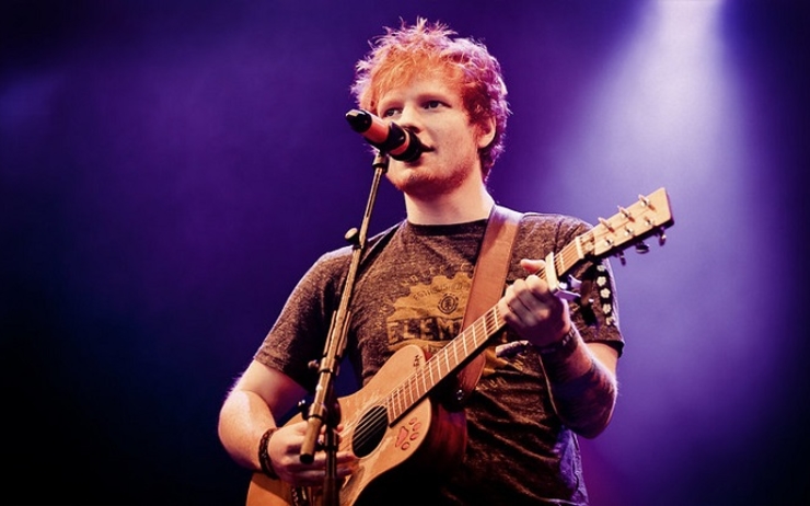 Ed Sheeran se produit en concert