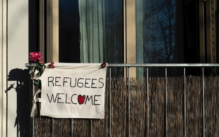 Appartement avec un paneau "refugees welcome"