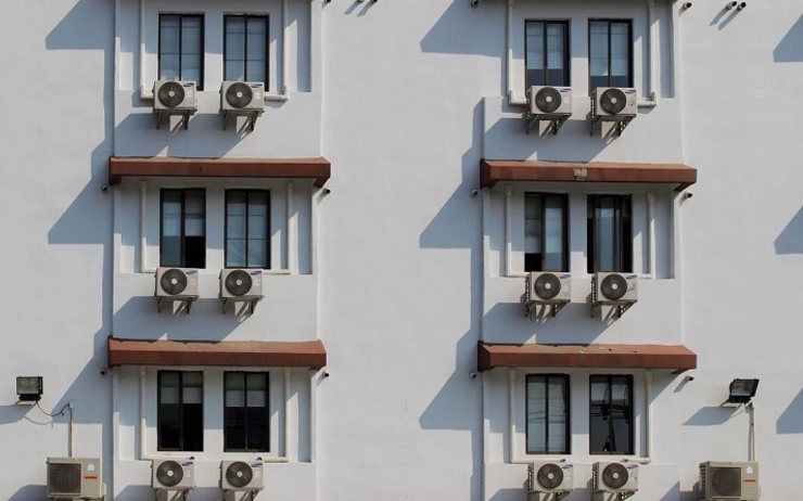 Conditionneurs d'air accrochés à une façade