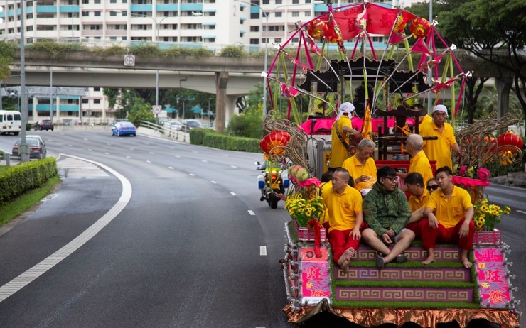 Camion décoré sur une route de Singapour 
