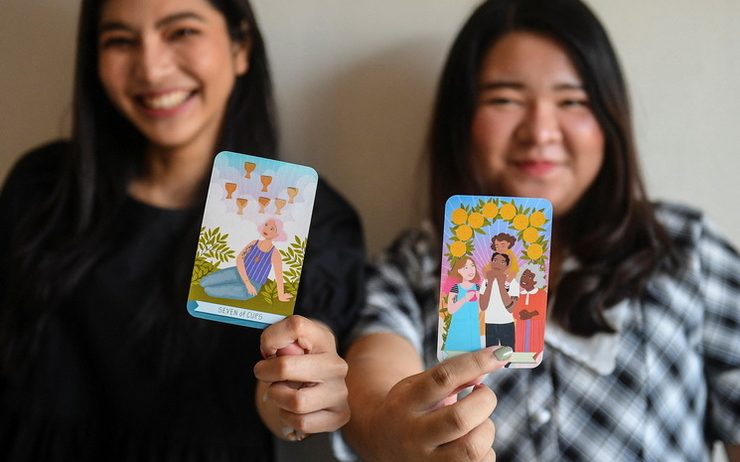 Femmes montrant des cartes de tarot 