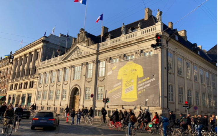 Le maillot du Tour de France sur la façade de l'Ambassade de France à Copenhague. 