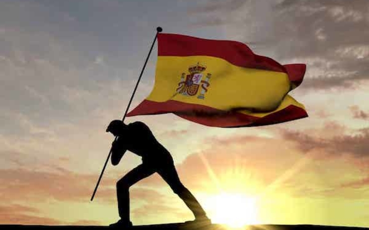 un homme porte un drapeau espagnol