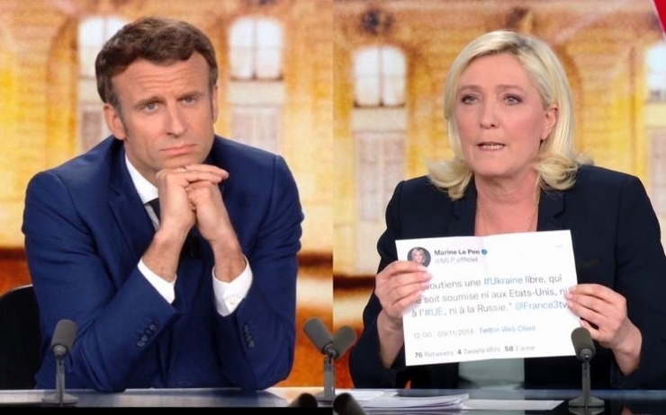 Emmanuel Macron et Marine Le Pen pendant le débat d'entre deux tours 