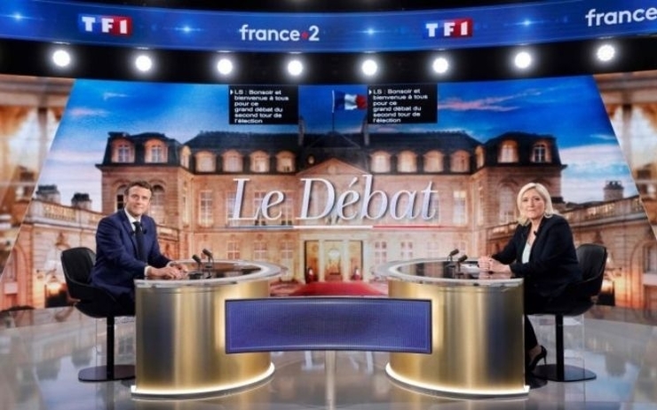 Image du débat presidentiel sur le plateau télévisé