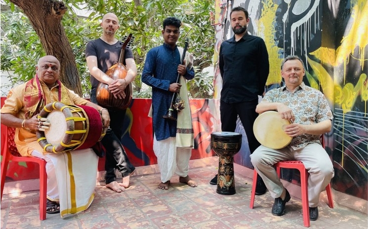 Le trio Sirventes Batesta avec les 2 musiciens tamouls