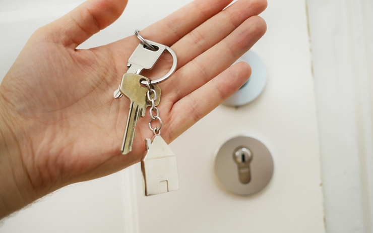 Une main avec des clés au moment de l'achat d'un logement en Espagne