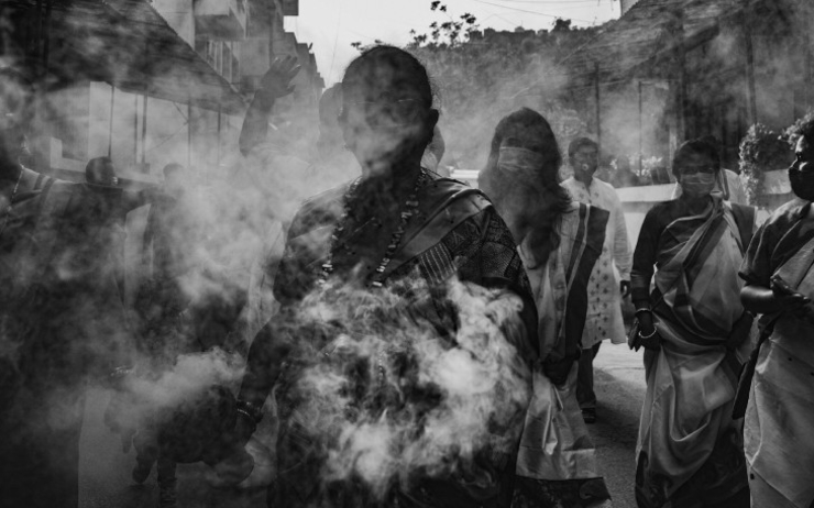 Fumée d'une crémation en Inde