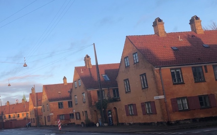 Le quartier de Nyboder à Copenhague avec ses alignements de maisons jaunes destinées à loger du personnel de la marine royale danoise