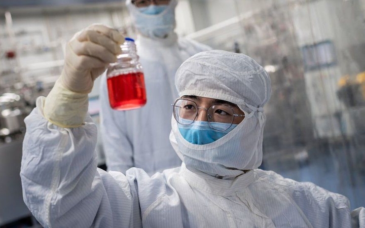 Un homme en blouse dans un laboratoire en chine