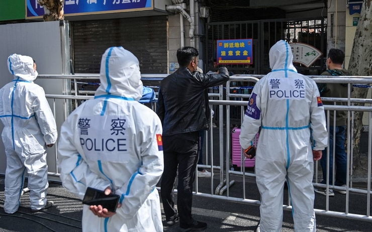 la police à shanghai contre le covid