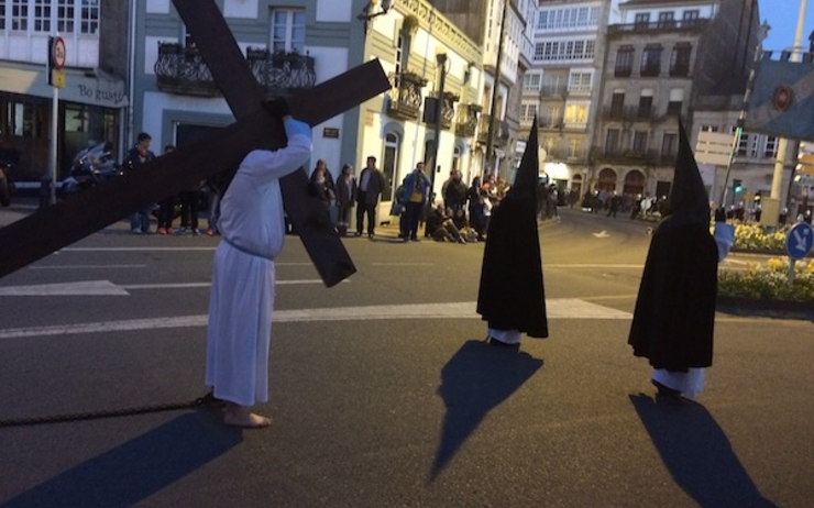 Les nazarenos défilent pendant la semaine sainte en espagne