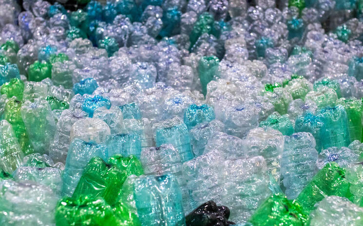 De nombreuses bouteilles de plastique
