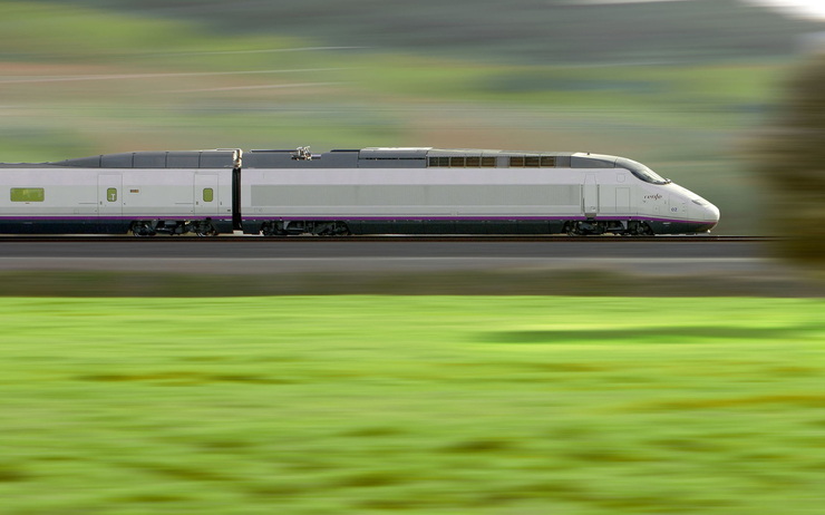 train grande vitesse AVE Renfe roule dans la campagne