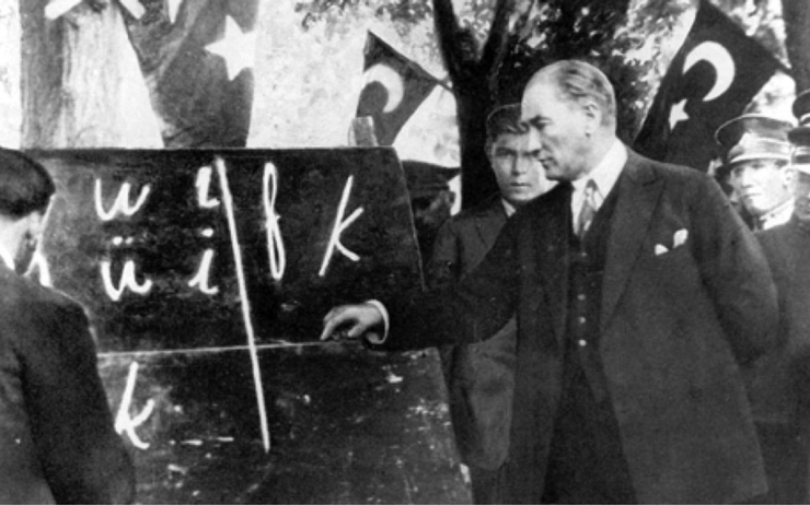 Ataturk fait la promotion du nouvel alphabet turc en 1928