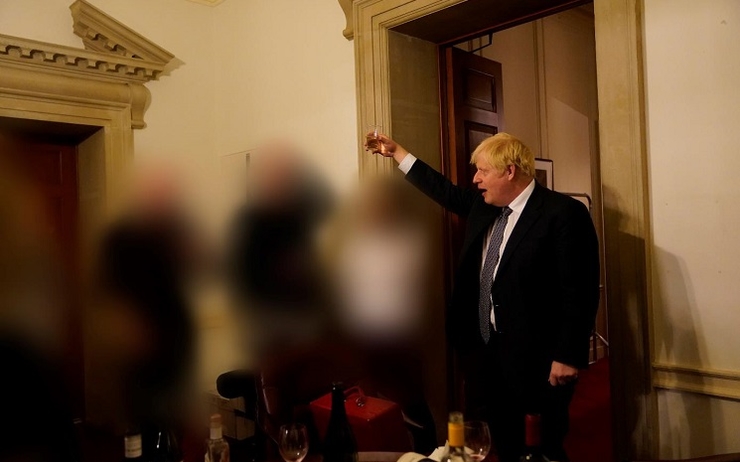 Une photo dévoilée par le rapport Sue Gray de Boris Johnson à l'une des soirées du Partygate