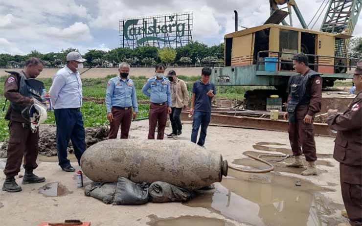Une photo prise le 5 mai 2022 montre une bombe aérienne de guerre récupérée dans la rivière Chaktomuk à Phnom Penh, capitale du Cambodge. CMAC-Handout via Xinhua