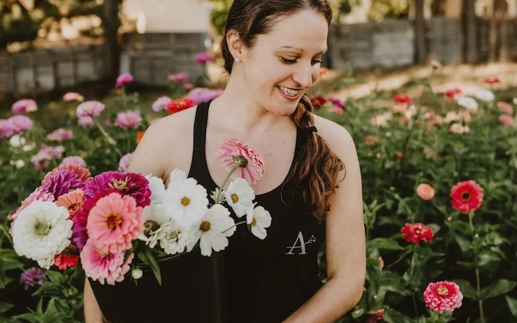 Alexandra Truchot de "Alex à la campagne" en train de tenir un bouquet de fleurs