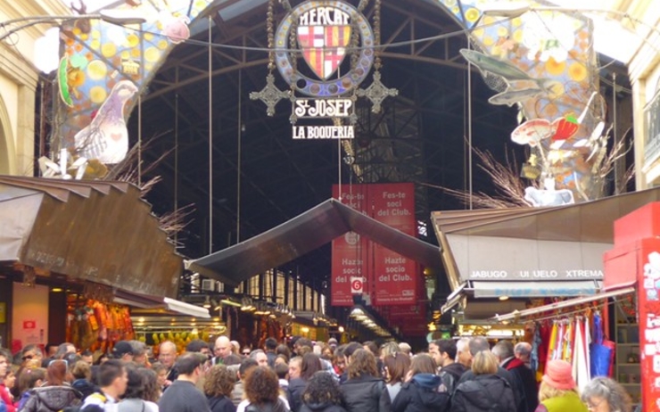 Une foule de touristes dans un marché de Barcelone