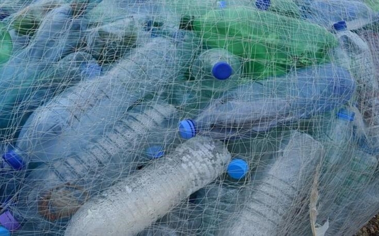 Le Sénat italien a approuvé la loi Salvamare, qui permet aux pêcheurs ayant ramassé des déchets dans leurs filets de les rapporter ensuite sur la terre ferme, un acte considéré jusque-là illégal.