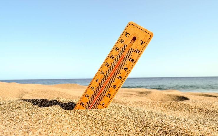 un thermomètre dans le sable pour les fortes chaleurs de la communaute valencienne