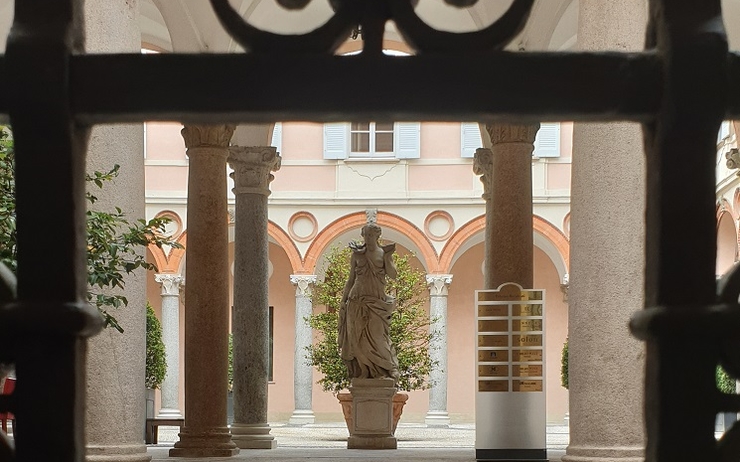 cour intérieure avec statue