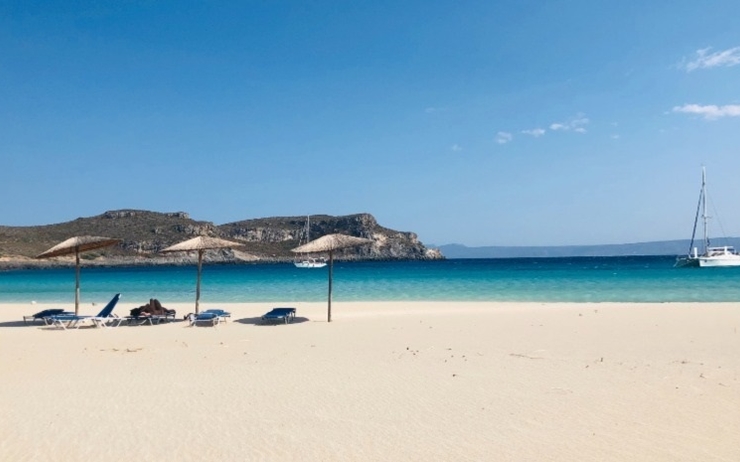 plage de sable blanc en Grèce