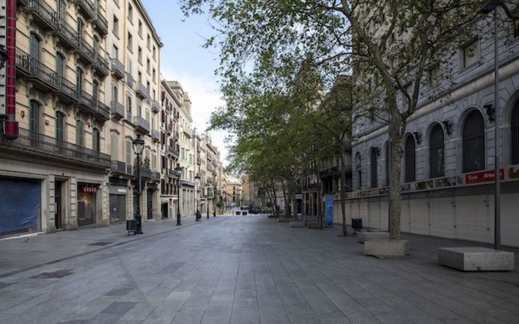 rue de Barcelone vide avec commerces fermés