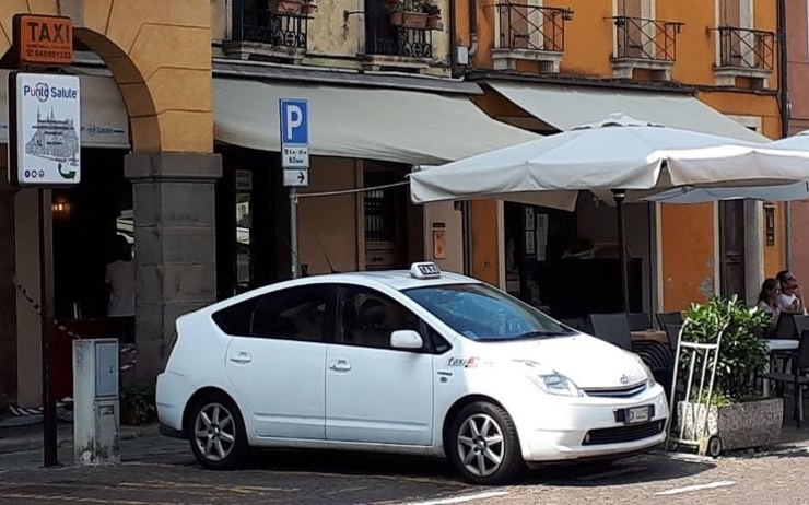 taxi blanc en Italie