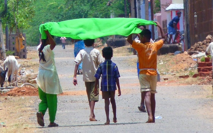 Des enfants s'abritant du soleil en Inde