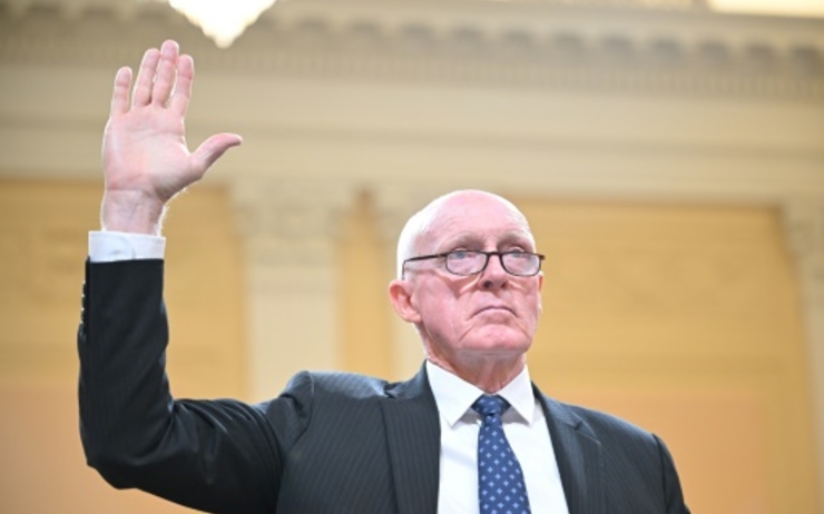 Un élu américain lève la main pour preter serment