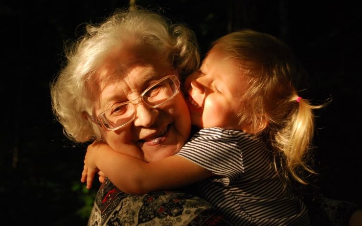 grand-mère qui embrasse un enfant
